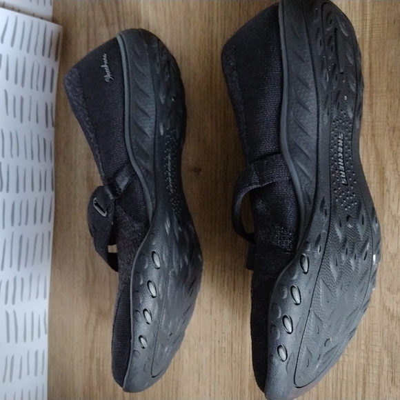 Skechers Sport Women's Breathe Easy Flats - Picture 11 of 12